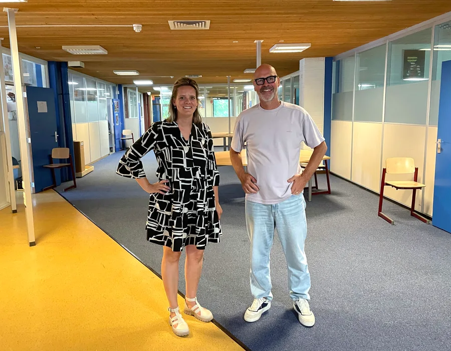 Twee collega’s in de gang van school Aventurijn