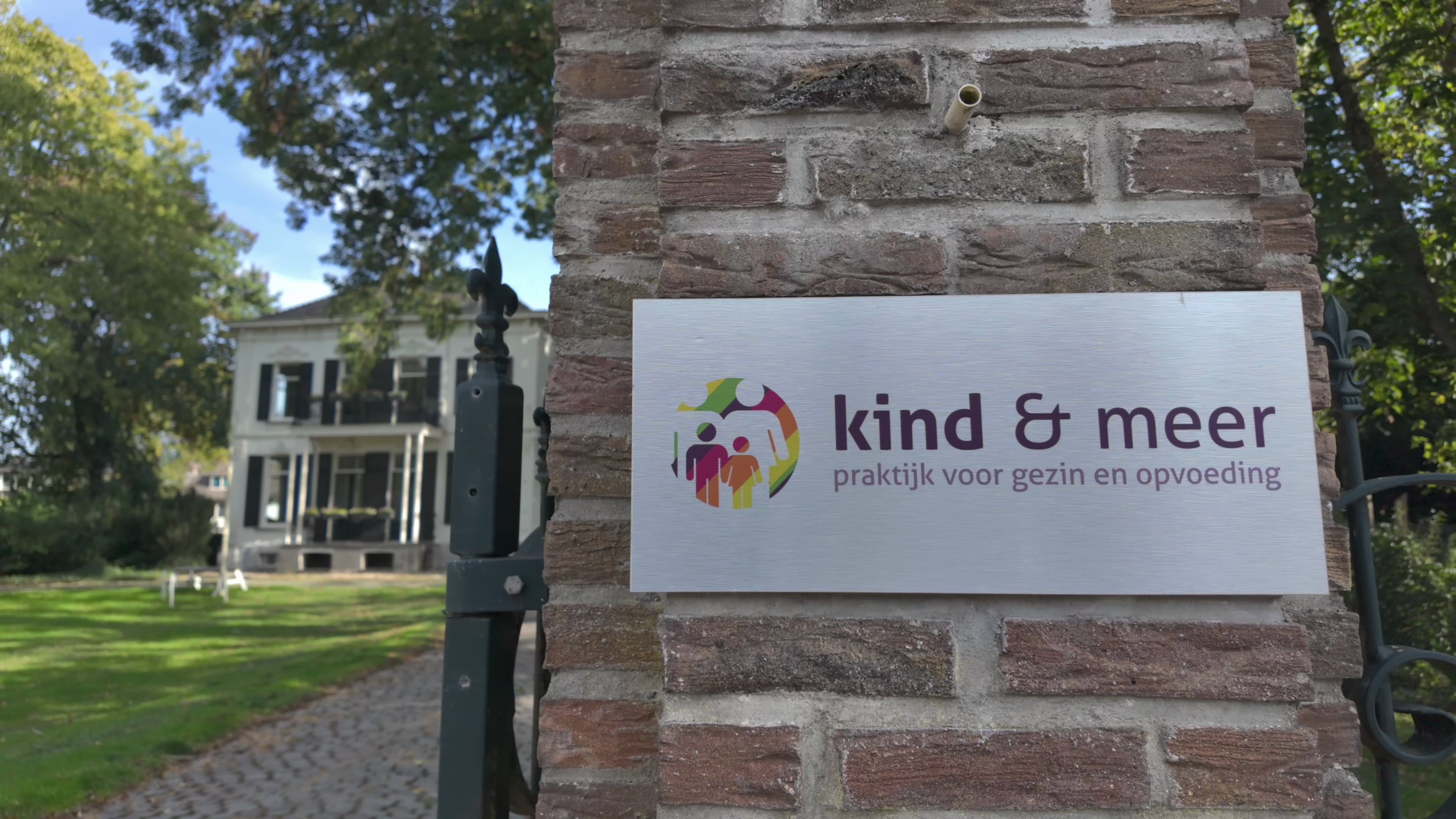 Naambord van Kind & meer bij de ingang van de praktijk